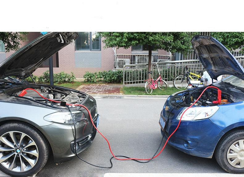 Nhờ xe khác hỗ trợ là cách giải quyết hết cạn bình ắc quy đơn giản và rẻ nhất