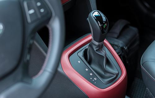 Với cần số dạng thẳng như xe i10, sau khu vực để tay sẽ có một chốt, giữ chốt này mới có thể chuyển số. Với cần số dạng thẳng như xe i10, sau khu vực để tay sẽ có một chốt, giữ chốt này mới có thể chuyển số.