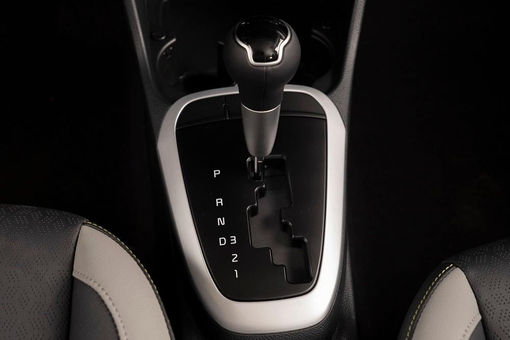 Với cần số dạng zig-zac sẽ khiến người lái phải nhìn xuống để thấy vị trí số. Với cần số dạng zig-zac sẽ khiến người lái phải nhìn xuống để thấy vị trí số.