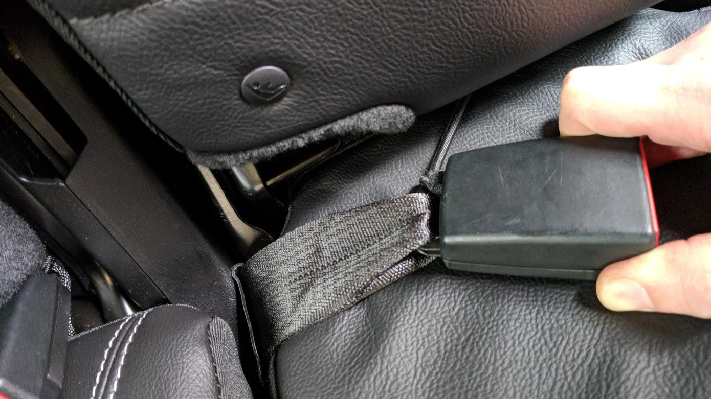 Dây an toàn ở hàng ghế sau của xe ngập nước sẽ có những vệt ố bất thường. Dây an toàn ở hàng ghế sau của xe ngập nước sẽ có những vệt ố bất thường.