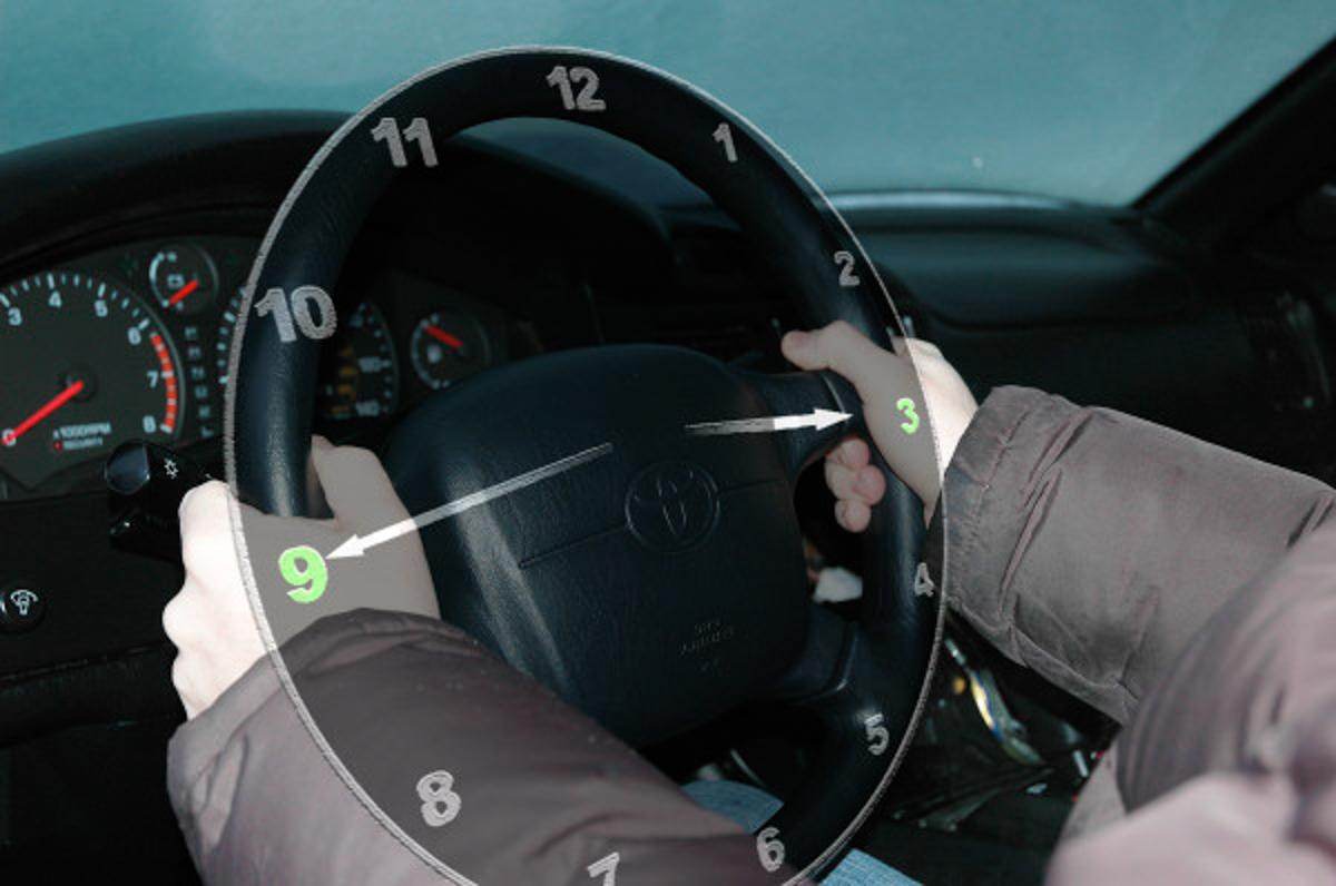 Vị trí cầm vô lăng 9 giờ - 3 giờ.