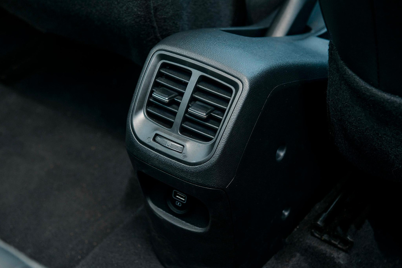 Hàng ghế sau của i10 đã có cửa gió điều hòa, cổng sạc USB Hàng ghế sau của i10 đã có cửa gió điều hòa, cổng sạc USB