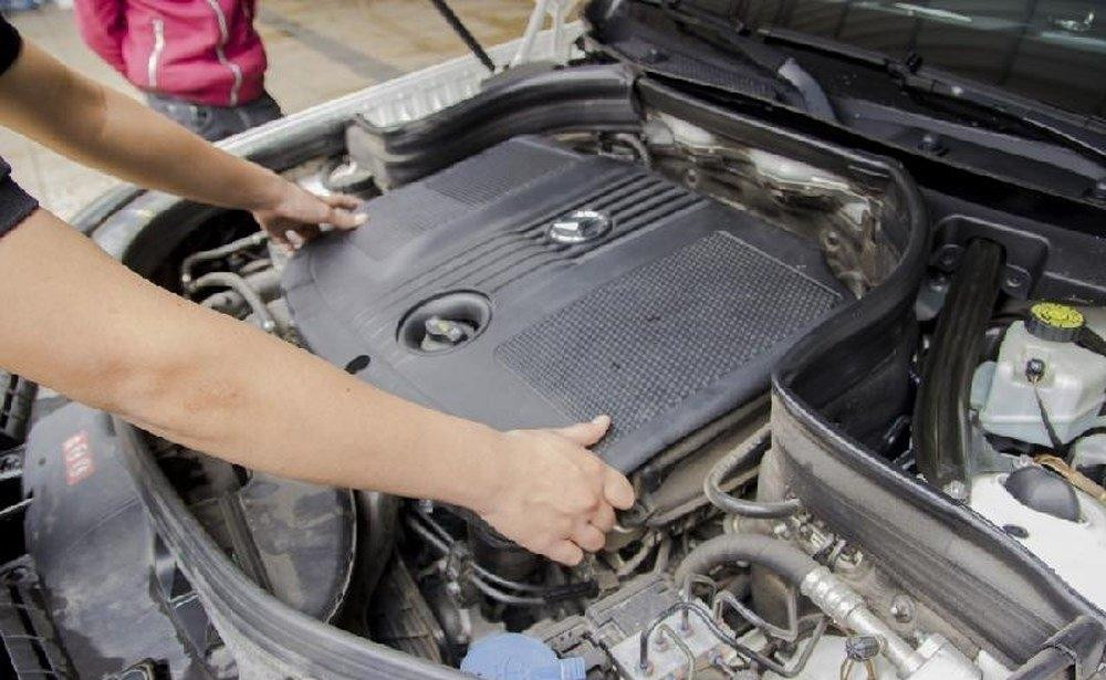 Luôn mở nắp mặt máy và kiểm tra kỹ các ốc trên động cơ. Luôn mở nắp mặt máy và kiểm tra kỹ các ốc trên động cơ.