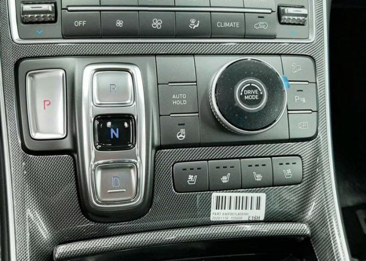 Cần số của SantaFe 2021 là 4 nút bấm. Cần số của SantaFe 2021 là 4 nút bấm.