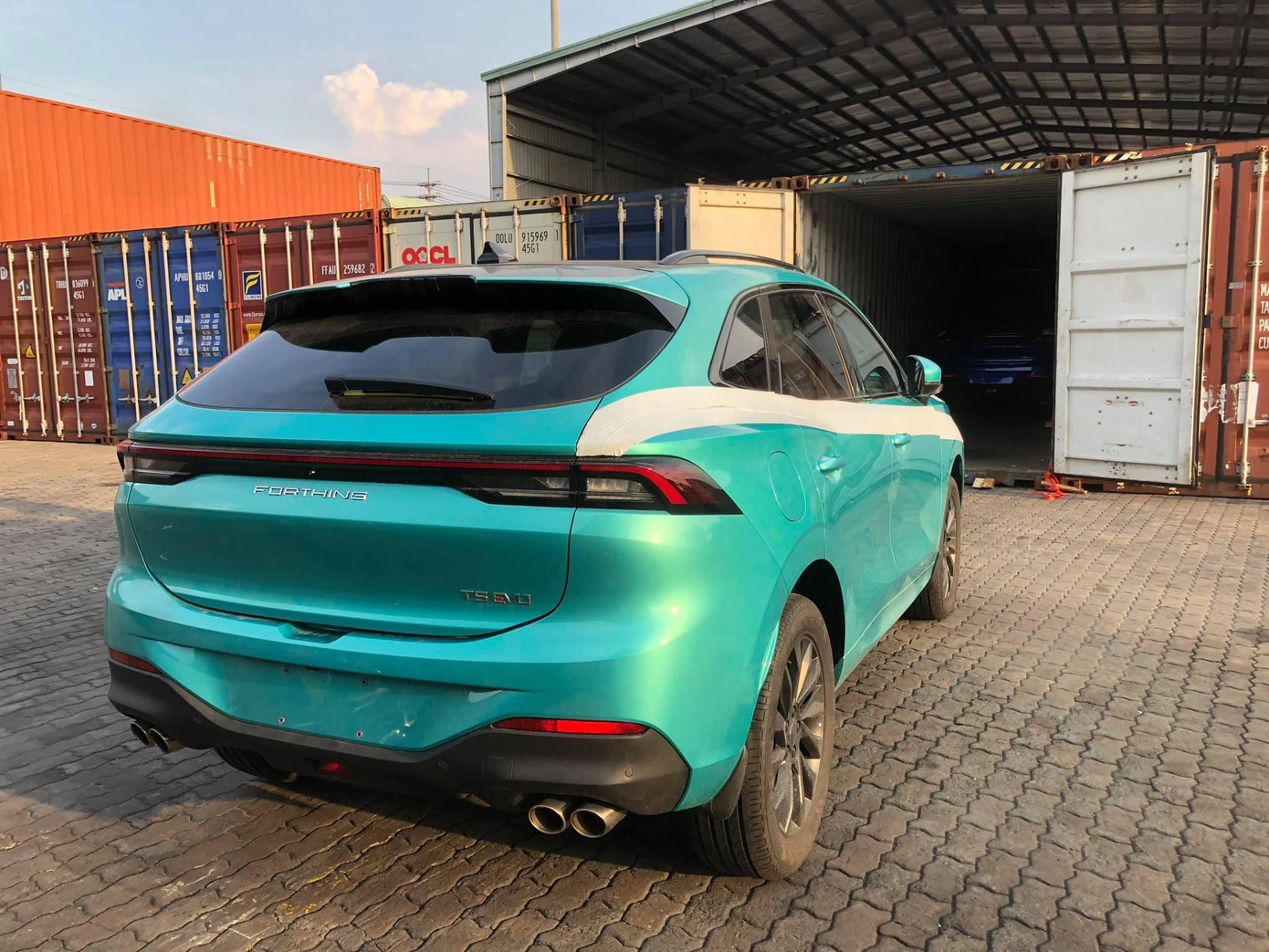 Đuôi xe có dòng chữ Forthing - tên tiếng Anh của thương hiệu Dongfeng Đuôi xe có dòng chữ Forthing - tên tiếng Anh của thương hiệu Dongfeng