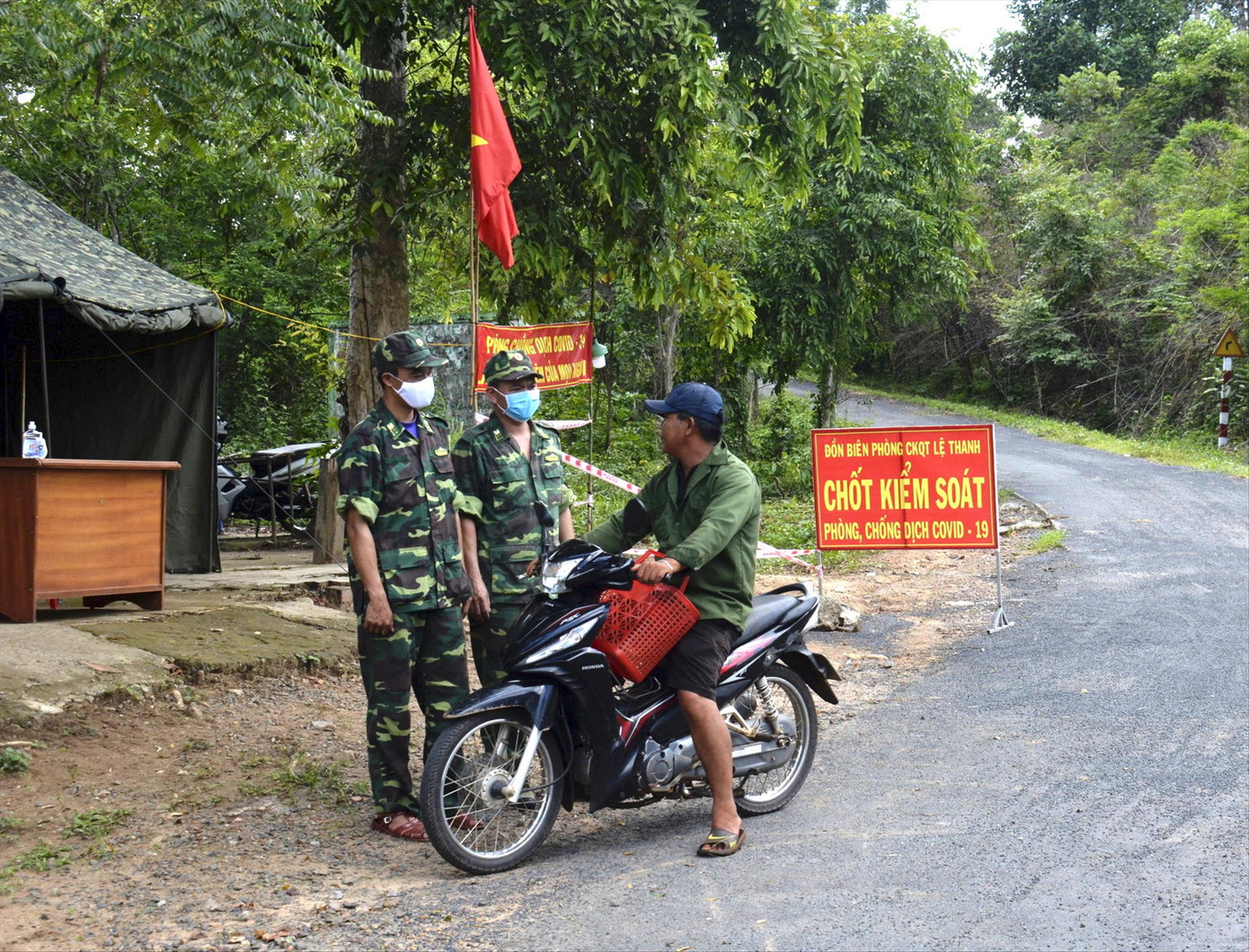 Nhập cảnh trái phép cận tết gia tăng: Cách ly, xử nghiêm ảnh 1