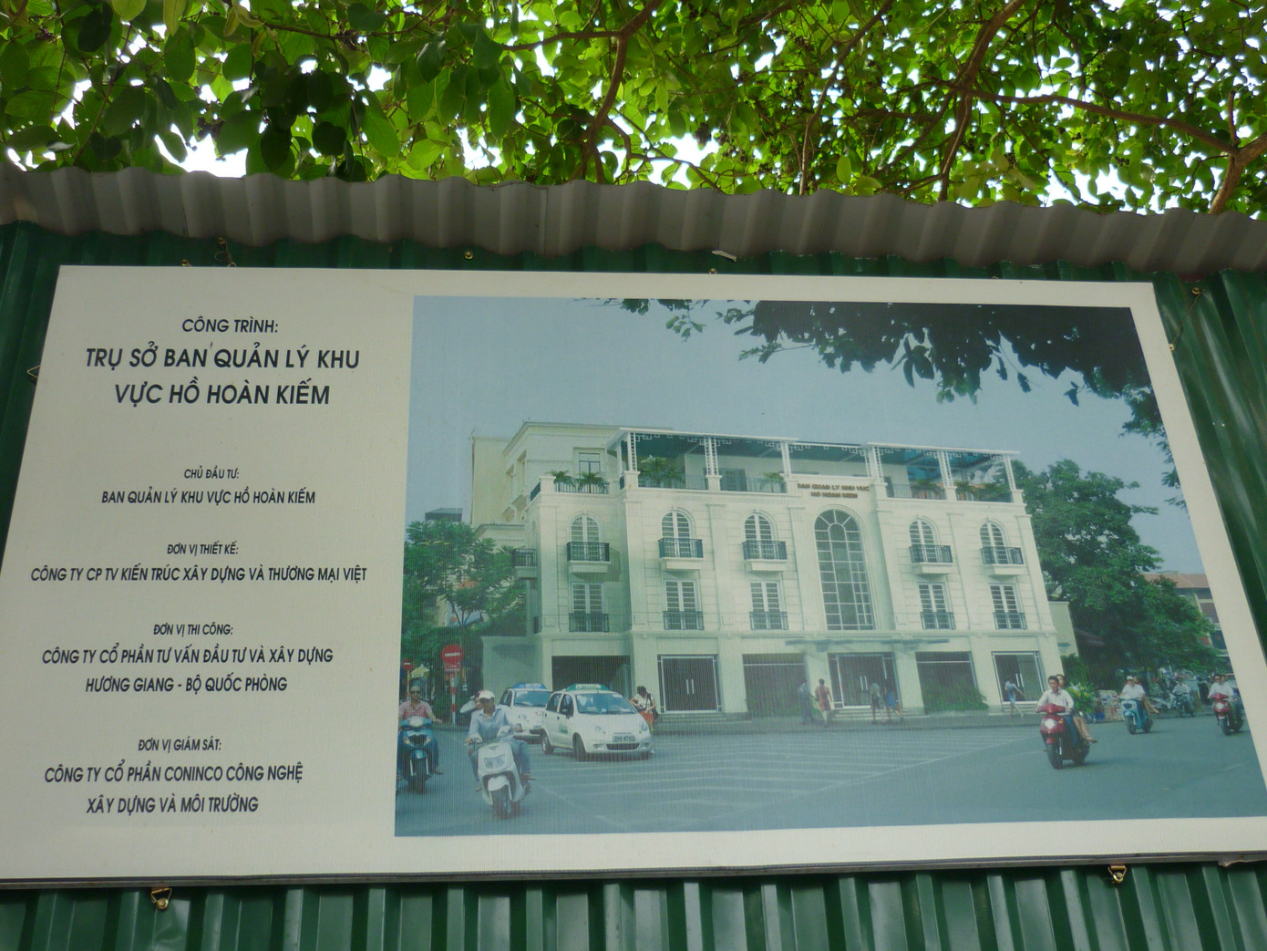 Mô hình trụ sở Ban quản lý khu vực Hồ Gươm treo bên ngoài khu đất đang quây bằng tôn tại số 2 Lê Thái Tổ. Ảnh : Hoàng Tuân.