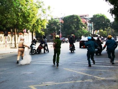 Phương pháp quăng lưới sơ khai của công an Thanh Hóa vài năm trước đây. Ảnh: Lê Hoàng