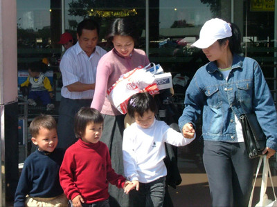 Kiều bào về quê đón Tết. Ảnh: Hữu Vinh