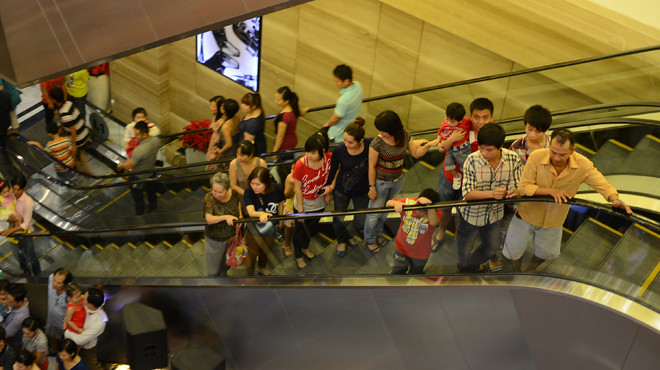 Nhiều người đến trung tâm thương mại Vincom, Q.1, TP.HCM mua sắm trong những ngày cận Noel. Ảnh: T.T.D. Nhiều người đến trung tâm thương mại Vincom, Q.1, TP.HCM mua sắm trong những ngày cận Noel. Ảnh: T.T.D