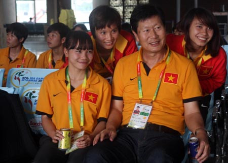 HLV Trần Vân Phát và học trò. HLV Trần Vân Phát và học trò