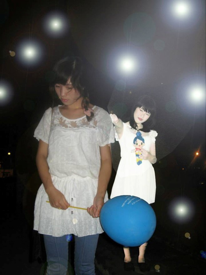 Với chủ đề “Cặp đôi ma”, cuộc thi ảnh này đã trở thành cơ hội cho các bạn sinh viên trường Báo thể hiện khả năng sáng tạo. Với chủ đề “Cặp đôi ma”, cuộc thi ảnh này đã trở thành cơ hội cho các bạn sinh viên trường Báo thể hiện khả năng sáng tạo