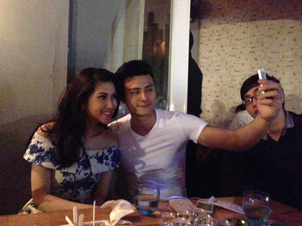 Cặp đôi còn tình tứ chụp ảnh lưu niệm cùng nhau