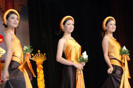 Các thí sinh trong màn thi áo yếm