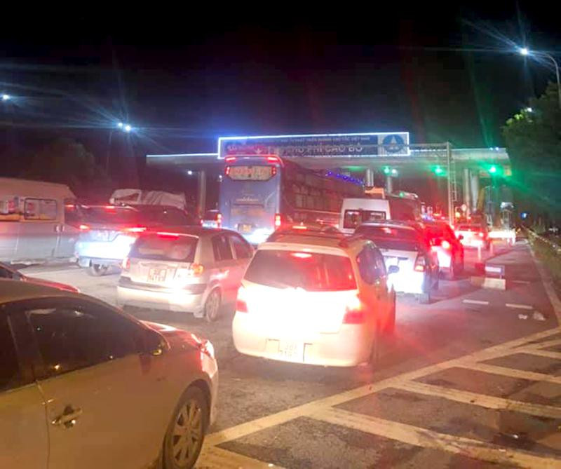 Phương tiện xếp hàng dài chờ qua trạm thu phí Cao Bồ của tuyến cao tốc Pháp Vân - Ninh Bình vào 23h12 tối 29/4. Ảnh: Nhi Nguyễn. Phương tiện xếp hàng dài chờ qua trạm thu phí Cao Bồ của tuyến cao tốc Pháp Vân - Ninh Bình vào 23h12 tối 29/4. Ảnh: Nhi Nguyễn.