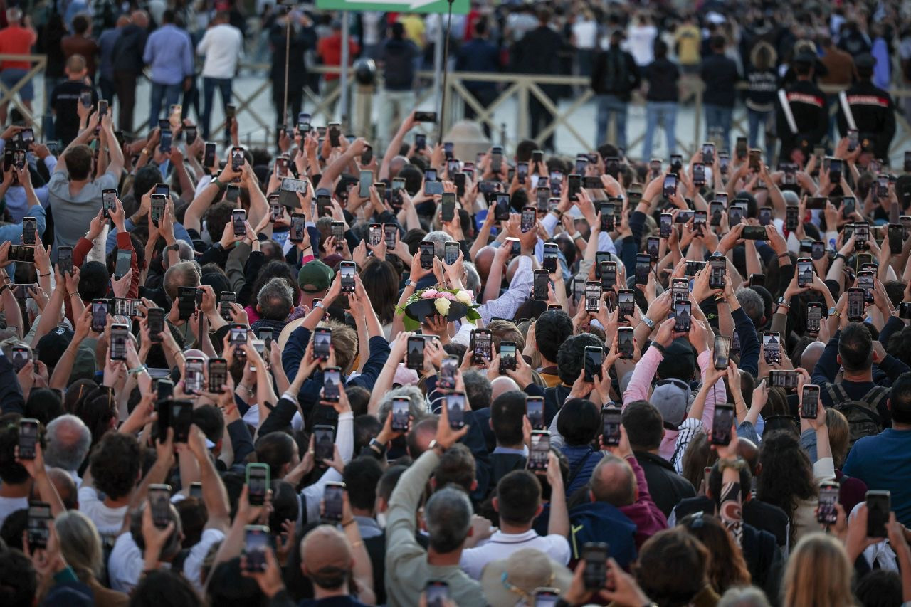 Đám đông ở Quảng trường Thánh Peter chụp ảnh tân Giáo hoàng Leo. Ảnh: Reuters. Đám đông ở Quảng trường Thánh Peter chụp ảnh tân Giáo hoàng Leo. Ảnh: Reuters.