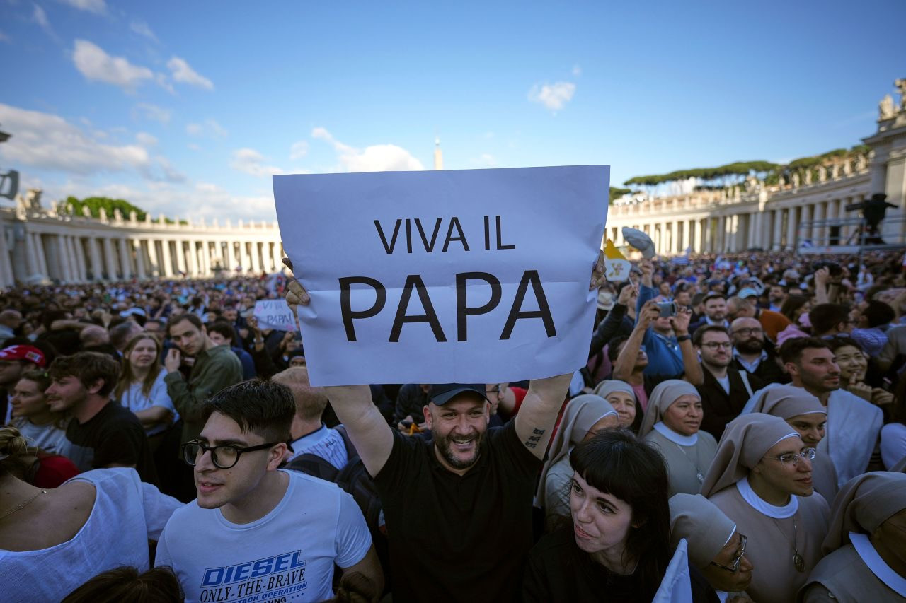 Đám đông tập trung ở Quảng trường Thánh Peter chờ sự xuất hiện của tân Giáo hoàng. Ảnh: AP.