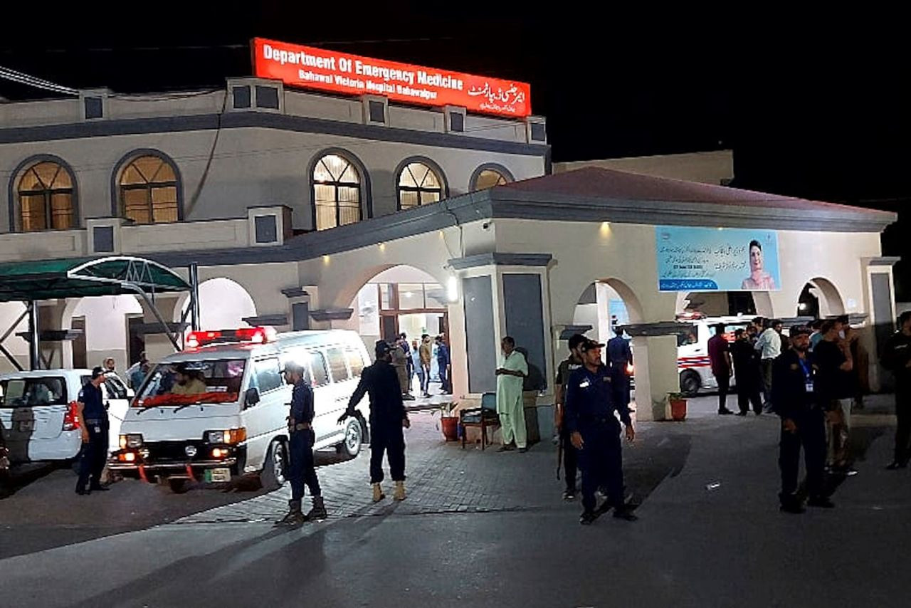 Các quan chức an ninh đứng gác khi xe cứu thương chở những người bị thương do vụ tấn công bằng tên lửa nghi là của Ấn Độ đến một bệnh viện ở Bahawalpur, Pakistan, ngày 7/5/2025. Ảnh: AP. Các quan chức an ninh đứng gác khi xe cứu thương chở những người bị thương do vụ tấn công bằng tên lửa nghi là của Ấn Độ đến một bệnh viện ở Bahawalpur, Pakistan, ngày 7/5/2025. Ảnh: AP.