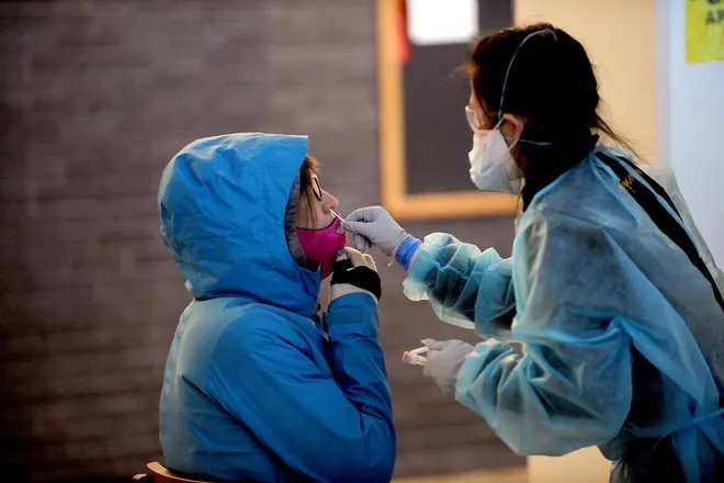 Lấy mẫu xét nghiệm COVID-19 ở Mỹ năm 2020. Ảnh: USA Today. Lấy mẫu xét nghiệm COVID-19 ở Mỹ năm 2020. Ảnh: USA Today.