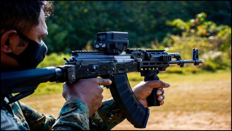 Súng AK cải tiến của binh sĩ Ấn Độ. Ảnh: A Defence XP. Súng AK cải tiến của binh sĩ Ấn Độ. Ảnh: A Defence XP.