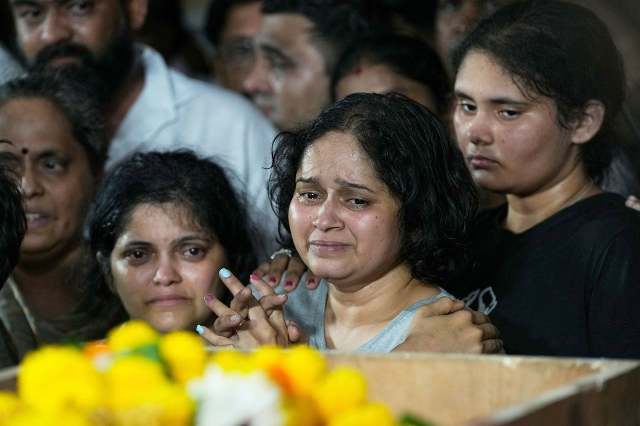 Vợ của Atul Mone, người đã thiệt mạng trong vụ tấn công vào khách du lịch ở Pahalgam, Kashmir do Ấn Độ quản lý, đứng gần thi thể của chồng trong đám tang ở Dombivali, Ấn Độ, ngày 23/4/2025. Ảnh: AP. Vợ của Atul Mone, người đã thiệt mạng trong vụ tấn công vào khách du lịch ở Pahalgam, Kashmir do Ấn Độ quản lý, đứng gần thi thể của chồng trong đám tang ở Dombivali, Ấn Độ, ngày 23/4/2025. Ảnh: AP.