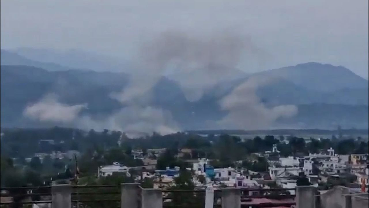 Khói được nhìn thấy phía trên một căn cứ quân sự Ấn Độ ở Udhampur, Kashmir do Ấn Độ quản lý, hôm 10/5/2025. Ảnh: X. Khói được nhìn thấy phía trên một căn cứ quân sự Ấn Độ ở Udhampur, Kashmir do Ấn Độ quản lý, hôm 10/5/2025. Ảnh: X.