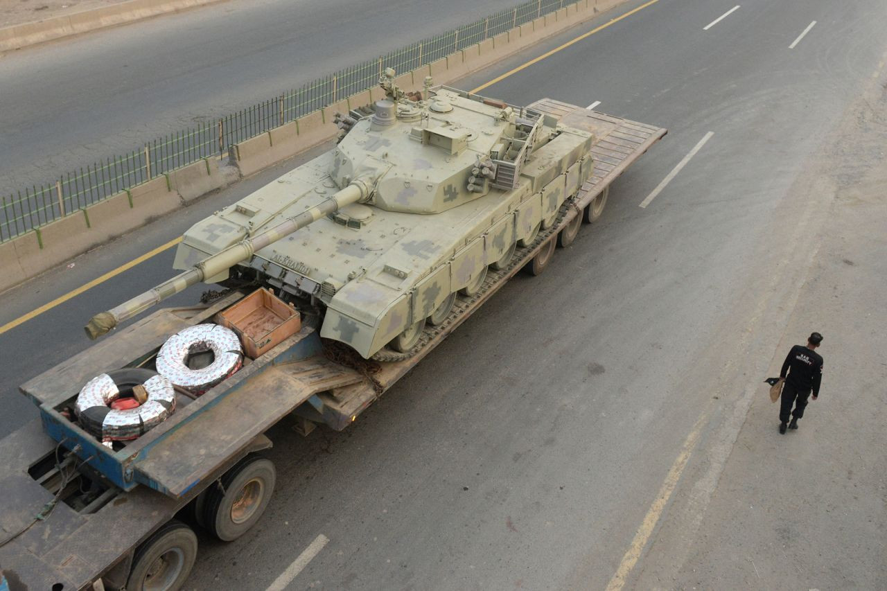 Một chiếc xe tải chở xe tăng của quân đội trên đường ở Muridke, Pakistan, ngày 7/5/2025. Ảnh: Getty Images. Một chiếc xe tải chở xe tăng của quân đội trên đường ở Muridke, Pakistan, ngày 7/5/2025. Ảnh: Getty Images.