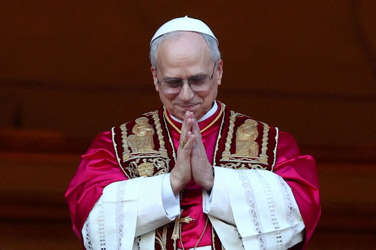 Giáo hoàng Leo XIV vẫy tay từ Vương cung thánh đường Thánh Peter trước hàng chục nghìn người. Ảnh: Reuters. Giáo hoàng Leo XIV vẫy tay từ Vương cung thánh đường Thánh Peter trước hàng chục nghìn người. Ảnh: Reuters.