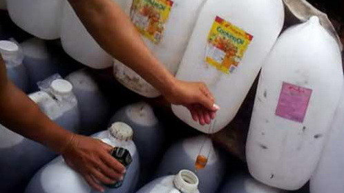 Dầu bẩn sau tái chế được dán nhãn của các hãng dầu thương hiệu tại một cơ sở ở quốc lộ 22, xã Tân Thới Nhì, huyện Hóc Môn, TP.HCM. Ảnh: Đức Thanh. Dầu bẩn sau tái chế được dán nhãn của các hãng dầu thương hiệu tại một cơ sở ở quốc lộ 22, xã Tân Thới Nhì, huyện Hóc Môn, TP.HCM - Ảnh: Đức Thanh