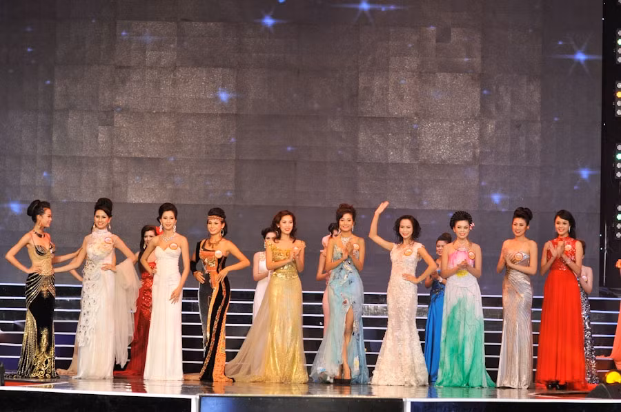 Các thí sinh thuộc Top 10 cuộc thi Hoa hậu Việt Nam 2012