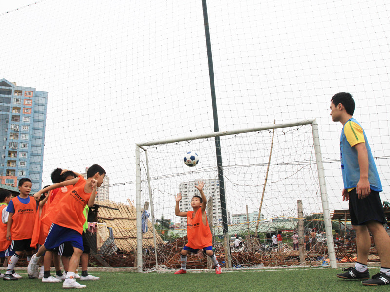 Sau các bài khởi động, rèn luyện thể lực, các em được tập các động tác kỹ thuật như đánh đầu, tâng bóng... Sau các bài khởi động, rèn luyện thể lực, các em được tập các động tác kỹ thuật