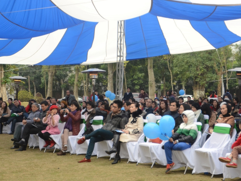 Nhiều khán giả hứng thú chụp ảnh