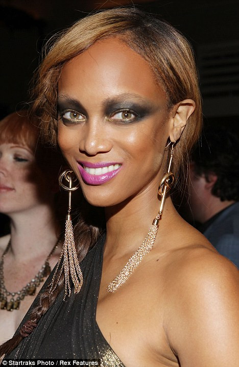 Siêu mẫu vẫn có vẻ rất tự tin và tươi cười trước ống kính phóng viên