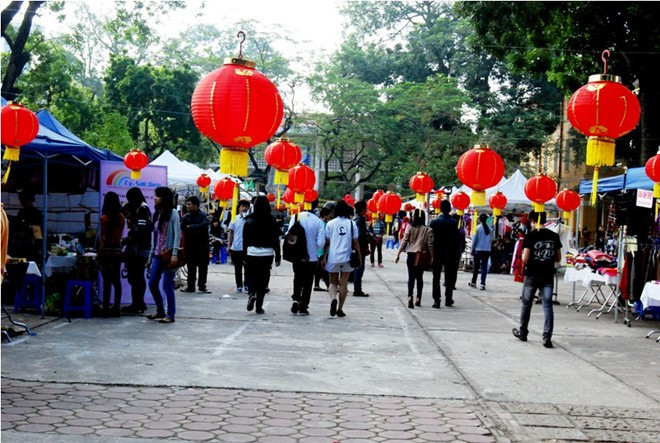 Hội chợ thu hút với con đường đèn lồng, hoa anh đào, halloween..
