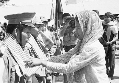 Nhân dân Campuchia lưu luyến tặng quà cho quân tình nguyện Việt Nam (năm 1989). Ảnh: Thái Bằng