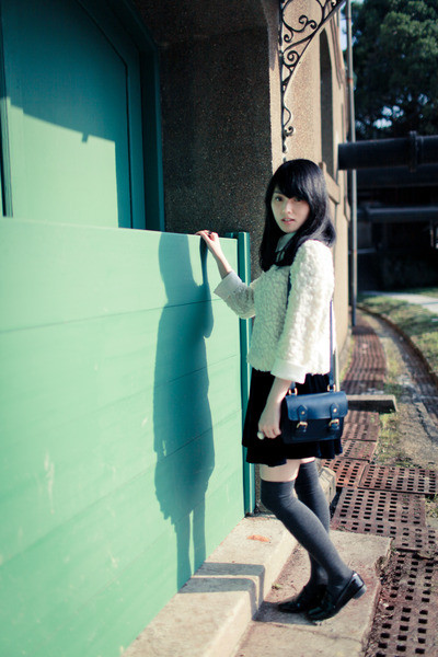 Chân váy chữ A, chân váy xếp ly mang đến một vẻ đẹp nữ tính dễ thương. Phần nơ buộc trên cổ áo hay váy là chi tiết thường thấy trong phong cách thời trang của các cô nàng nữ sinh. Blazer là item đại diện cho phong cách nữ sinh Châu Âu. Diện quần short với áo sơ mi trong ngày đi chơi cùng bạn bè.