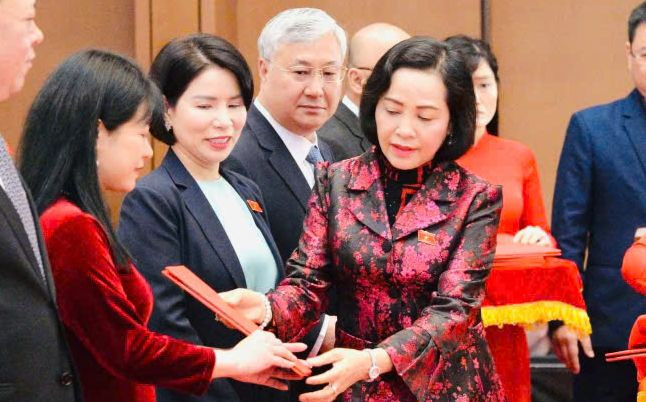 Lãnh đạo Quốc hội trao quyết định cho các phó chủ nhiệm ủy ban. Ảnh Trọng Thắng Lãnh đạo Quốc hội trao quyết định cho các phó chủ nhiệm ủy ban. Ảnh Trọng Thắng