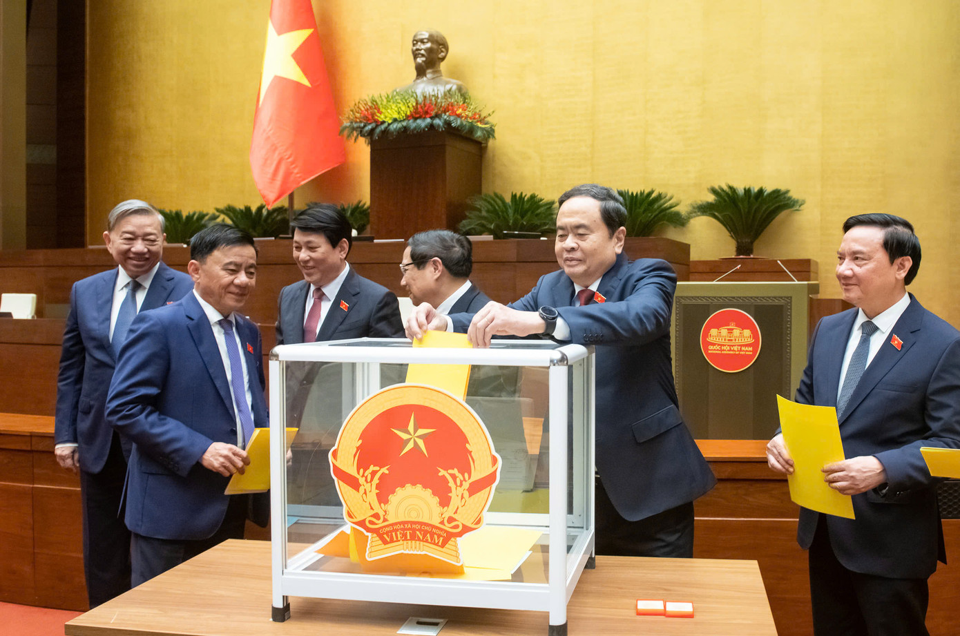 Lãnh đạo Đảng, Nhà nước bỏ phiếu bầu, phê chuẩn nhân sự chiều 18/2. Ảnh: Như Ý Lãnh đạo Đảng, Nhà nước bỏ phiếu bầu, phê chuẩn nhân sự chiều 18/2. Ảnh: Như Ý