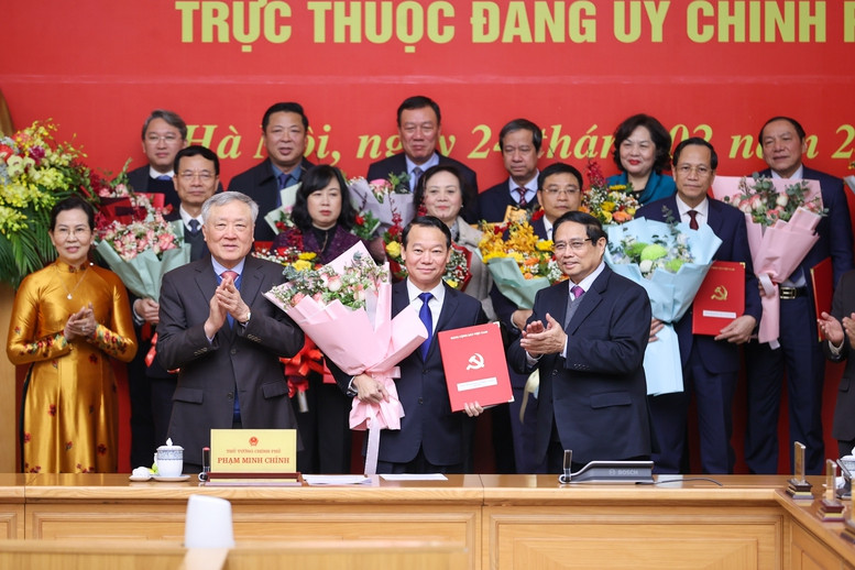 Thủ tướng Phạm Minh Chính trao Quyết định cho Đảng bộ Bộ Nông nghiệp và Môi trường, ngày 24/2. Ảnh: VGP/Nhật Bắc Thủ tướng Phạm Minh Chính trao Quyết định cho Đảng bộ Bộ Nông nghiệp và Môi trường, ngày 24/2. Ảnh: VGP/Nhật Bắc