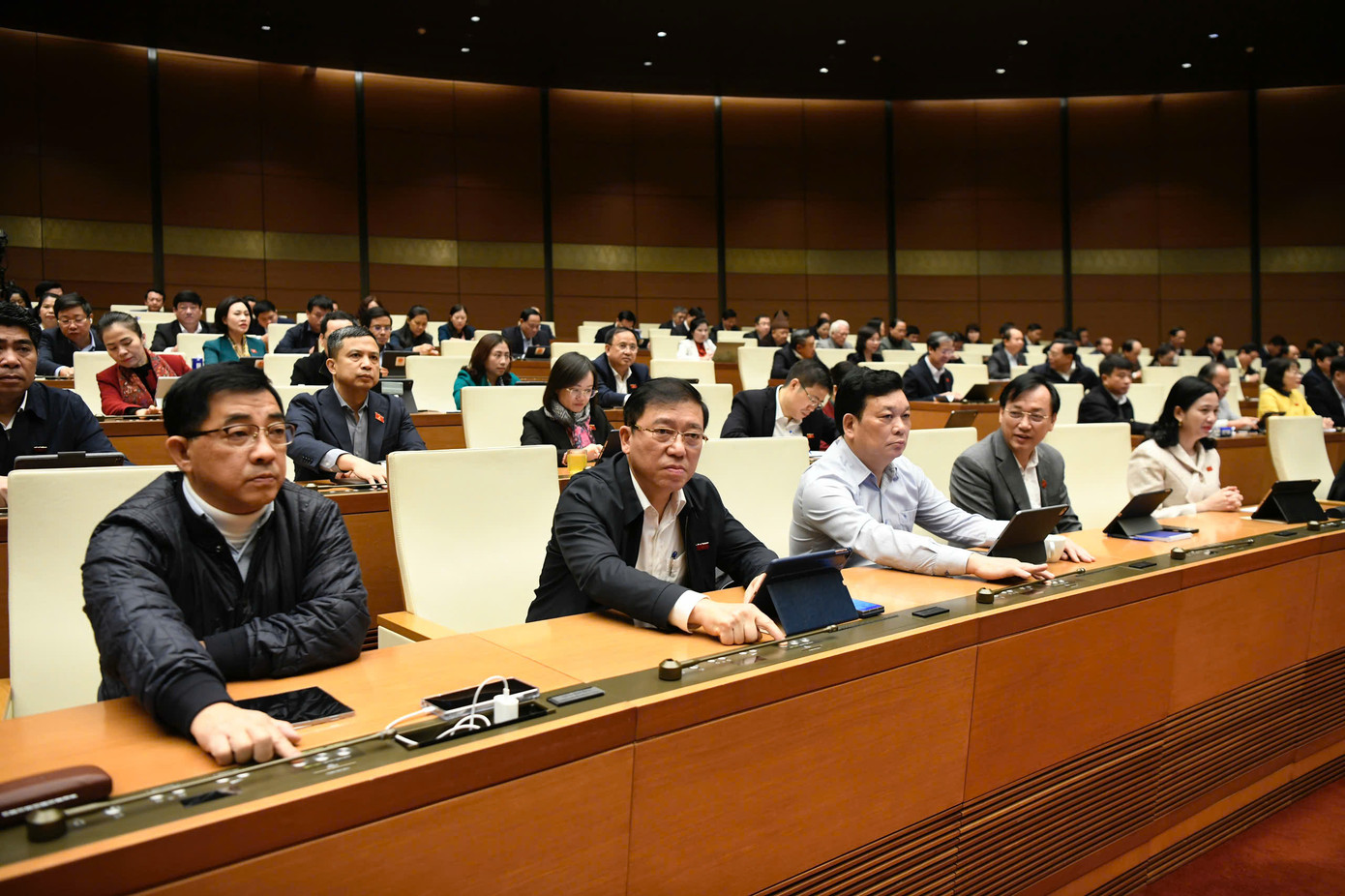 Quốc hội biểu quyết thông qua Luật Tổ chức Chính phủ sửa đổi. Ảnh: Như Ý