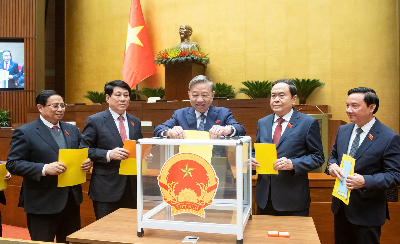 Lãnh đạo Đảng, Nhà nước bỏ phiếu bầu, phê chuẩn nhân sự chiều 18/2. Ảnh: Như Ý Lãnh đạo Đảng, Nhà nước bỏ phiếu bầu, phê chuẩn nhân sự chiều 18/2. Ảnh: Như Ý