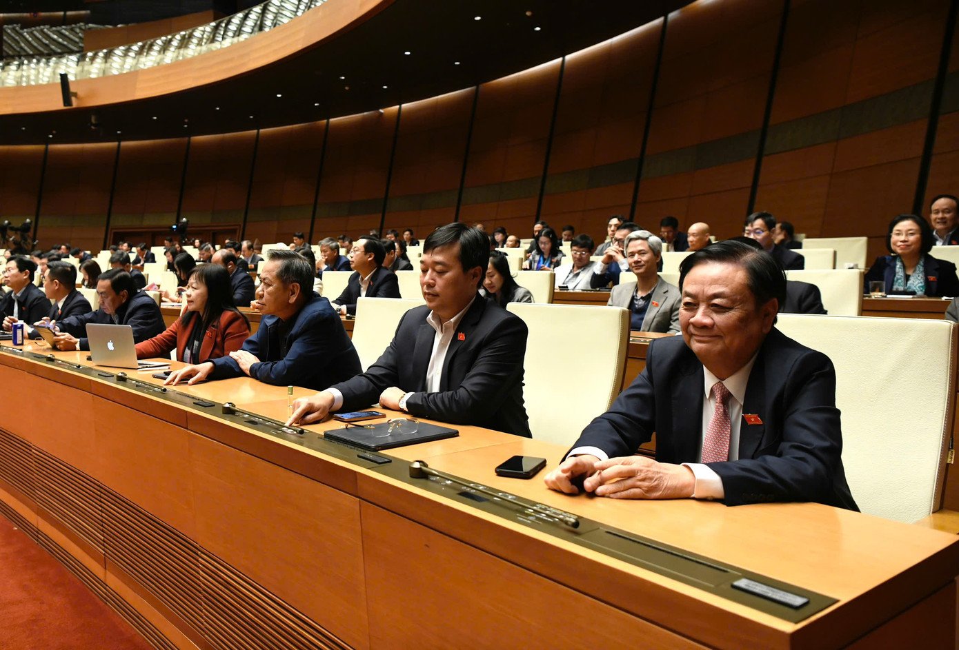 Các đại biểu Quốc hội thông qua nghị quyết chiều 18/2. Ảnh: Như Ý