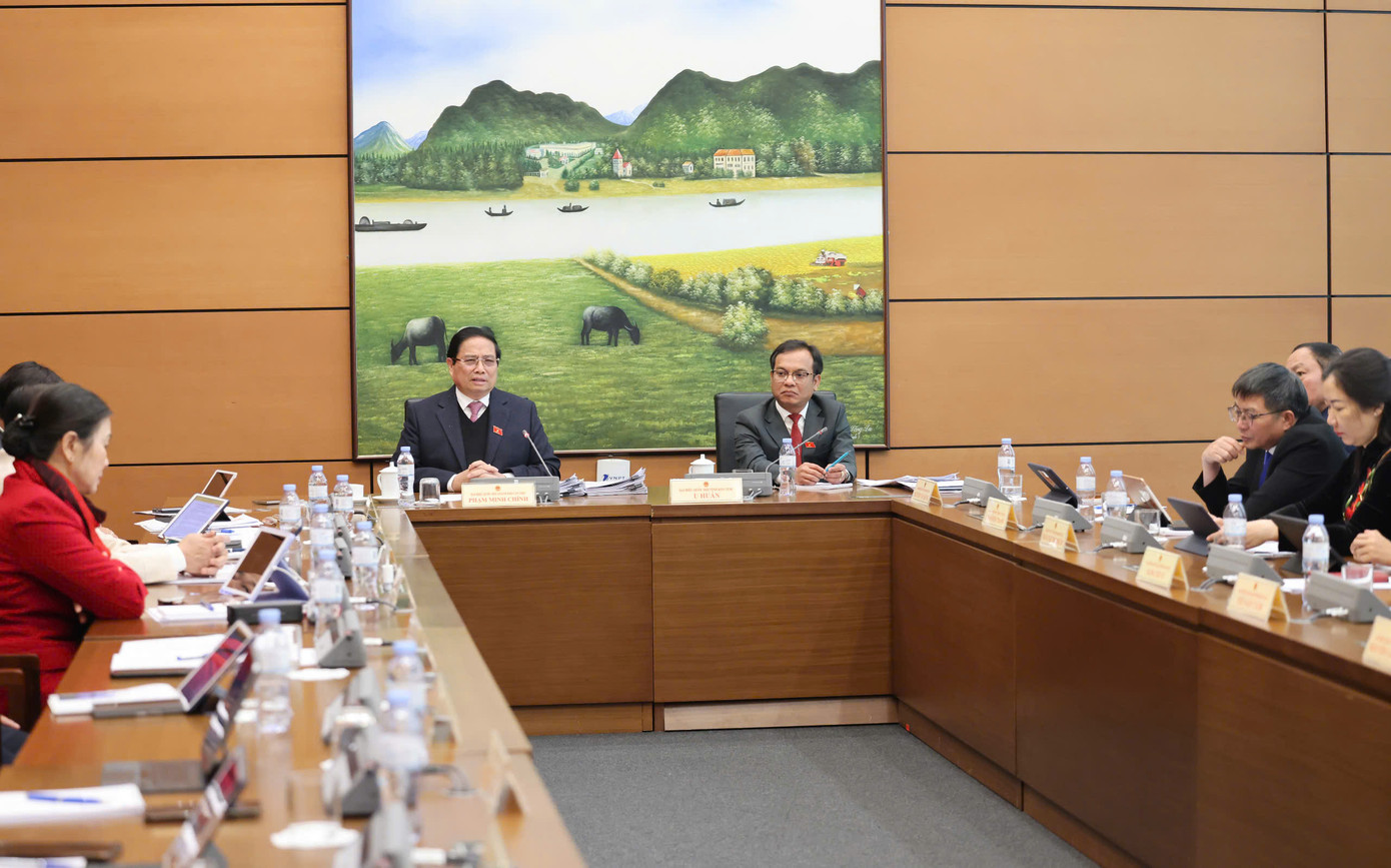 Thủ tướng Phạm Minh Chính và các đại biểu tại phiên thảo luận ở tổ. Ảnh: Như Ý Thủ tướng Phạm Minh Chính và các đại biểu tại phiên thảo luận ở tổ. Ảnh: Như Ý