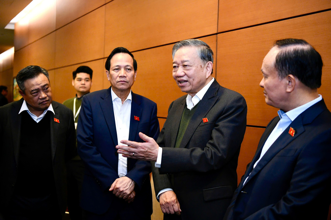 Tổng Bí thư Tô Lâm và các đại biểu bên lề kỳ họp. Ảnh: Như Ý Tổng Bí thư Tô Lâm và các đại biểu bên lề kỳ họp. Ảnh: Như Ý