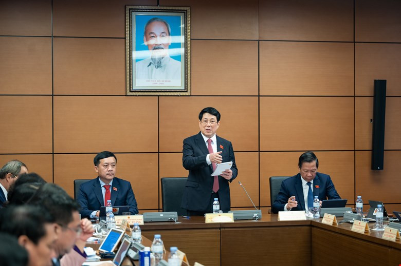 Chủ tịch nước Lương Cường tại phiên thảo luận ở tổ TP HCM. Chủ tịch nước Lương Cường tại phiên thảo luận ở tổ TP HCM.