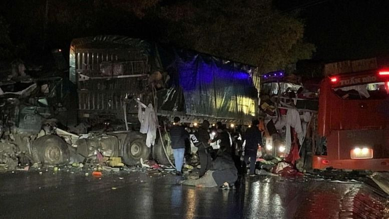 Vụ tai nạn giao thông làm chết 6 người, bị thương 9 người.