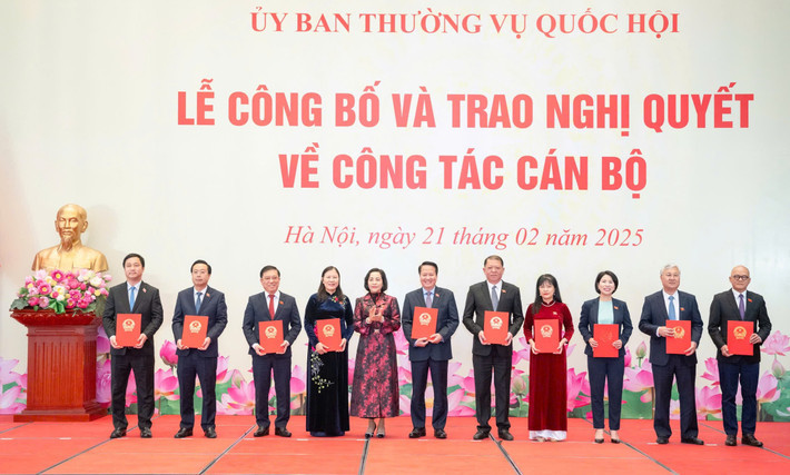 Phó Chủ tịch Quốc hội Nguyễn Thị Thanh trao Nghị quyết về công tác cán bộ. Ảnh: QH Phó Chủ tịch Quốc hội Nguyễn Thị Thanh trao Nghị quyết về công tác cán bộ. Ảnh: QH