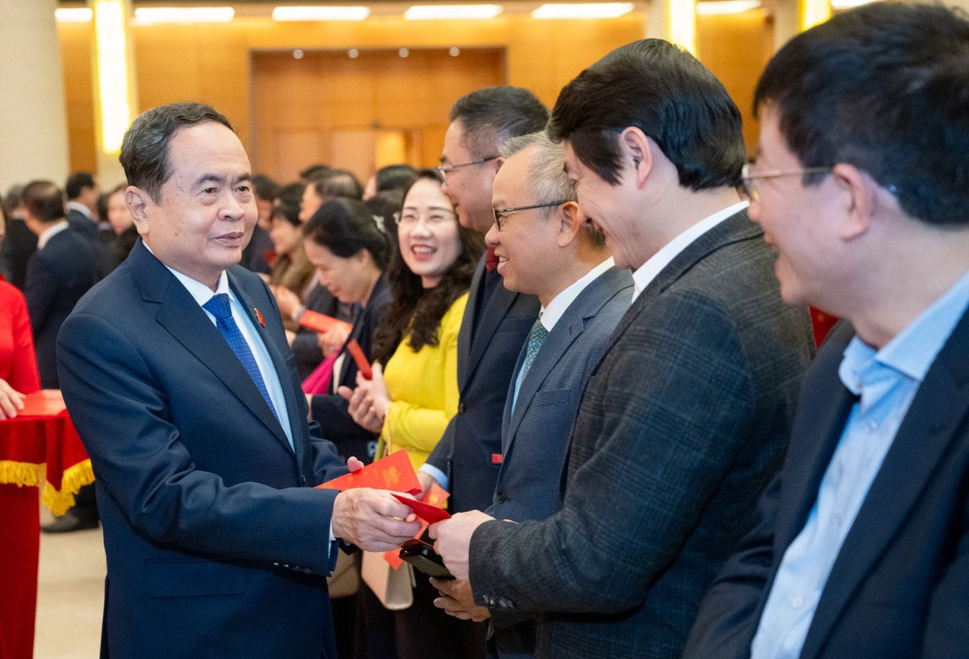 Chủ tịch Quốc hội mừng tuổi đầu xuân cho các đại biểu. Ảnh: QH