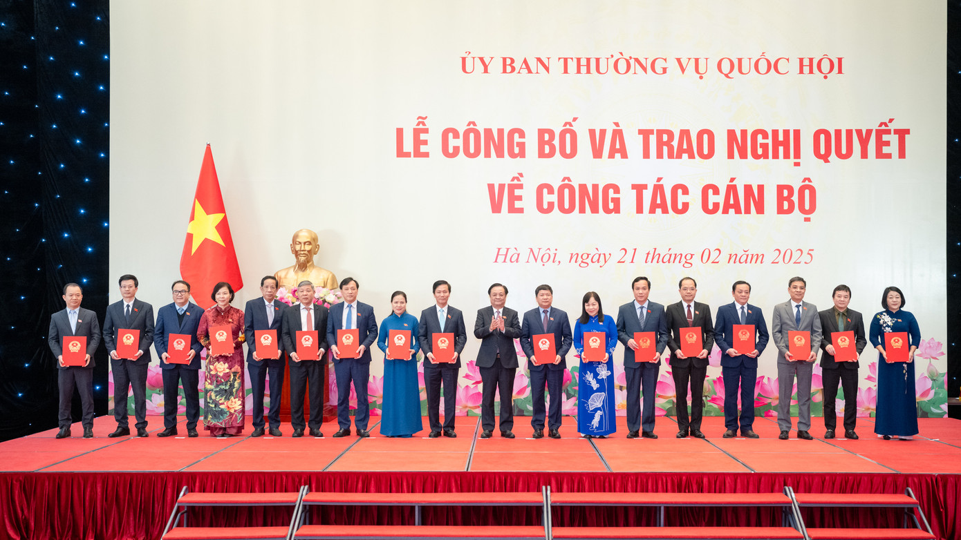 Phó Chủ tịch Quốc hội Lê Minh Hoan trao Nghị quyết của Ủy ban Thường vụ Quốc hội. Ảnh QH Phó Chủ tịch Quốc hội Lê Minh Hoan trao Nghị quyết của Ủy ban Thường vụ Quốc hội. Ảnh QH