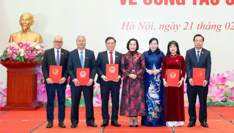 Phó Chủ tịch Quốc hội trao các quyết định cho nhân sự các ủy ban mới. Ảnh: Trọng Thắng Phó Chủ tịch Quốc hội trao các quyết định cho nhân sự các ủy ban mới. Ảnh: Trọng Thắng